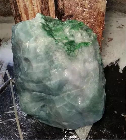 垮石重生 當科技之光點亮腐朽翡翠，雕刻師化尋常為傳世